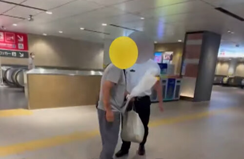 【動画】東京駅構内のゴミ箱から雑誌を持ち去ろうとした男、駅員に咎められ「ヤクザ呼ぶぞこのやろー！死ぬぞお前！死ぬぞこのやろー！」