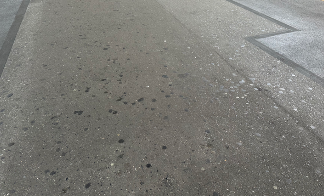 最近の中高生は「駅のホームの無数の黒い丸」がなんの跡なのか知らないってマジ！？ → 無数の黒い丸の正体がこちら・・・