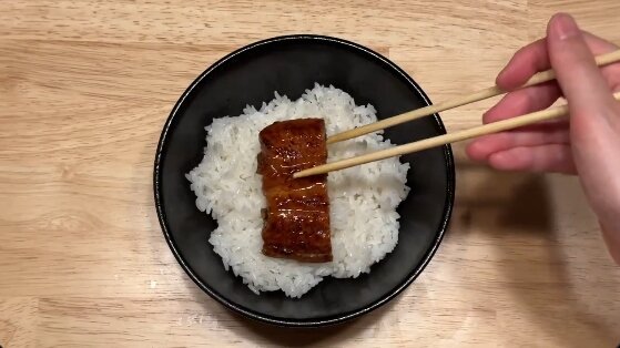 小さいうなぎから「出来るだけ見栄えのいい鰻丼を作る動画」が凄すぎる！！ セブンイレブンもこういうのやってんやな……