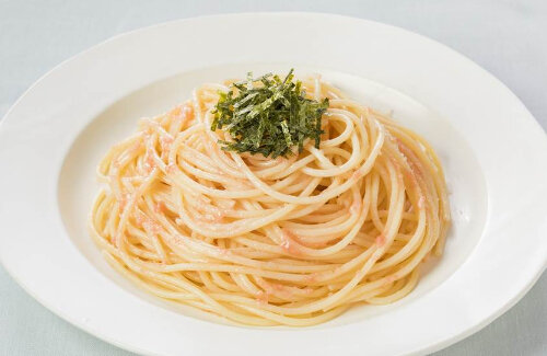 たらこパスタ大好きな先輩、食堂にラップして名前を書いて保管するも他人に食べられ激怒…ラップを張り替えた後輩の頭を床に叩きつける