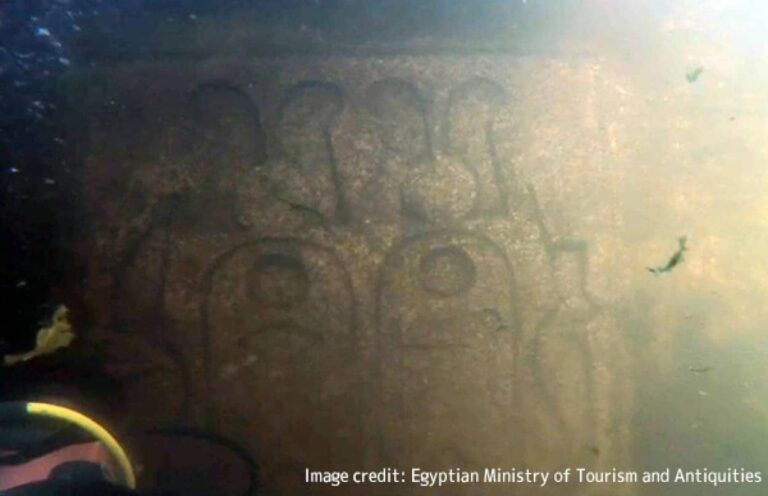 古代エジプトのファラオが複数描かれた岩絵と碑文が湖の底で発見される