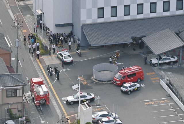 【速報】愛知・高浜市役所でガソリン放火か　男女５人が救急搬送、男の身柄確保