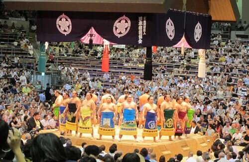【画像】TV放送された「大相撲名古屋場所」、相撲よりも花道脇に映り込む謎の白ワンピ透明感美女にネット騒然　→　正体はまさかの「あの人」でしたｗｗｗｗ