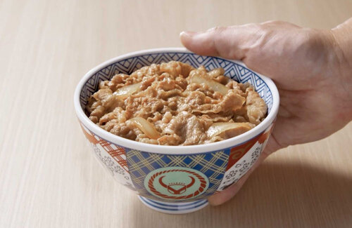 【悲報】吉野家、4年連続の値上げ！牛丼並盛が468円→498円に