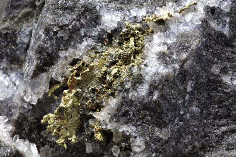 地震が金塊を作り出している可能性。石英に電場を作り金を生成