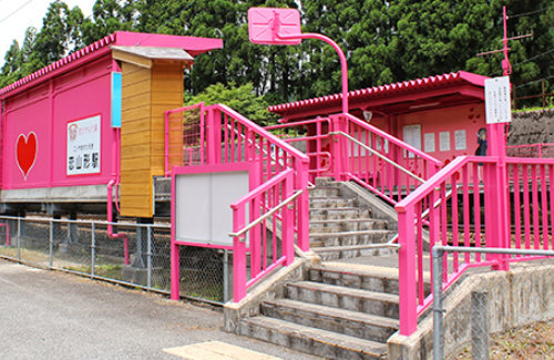 呂布カルマさん、ピンクすぎる駅を発見してしまい驚愕「何だこの駅…気持ちわりぃ…」 → 反論するオタクとXバトル開始