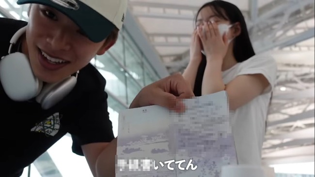 【悲報】大人気カップルユーチューバーの彼氏さん、海外に行く彼女にエグすぎるサプライズをして終わる・・・