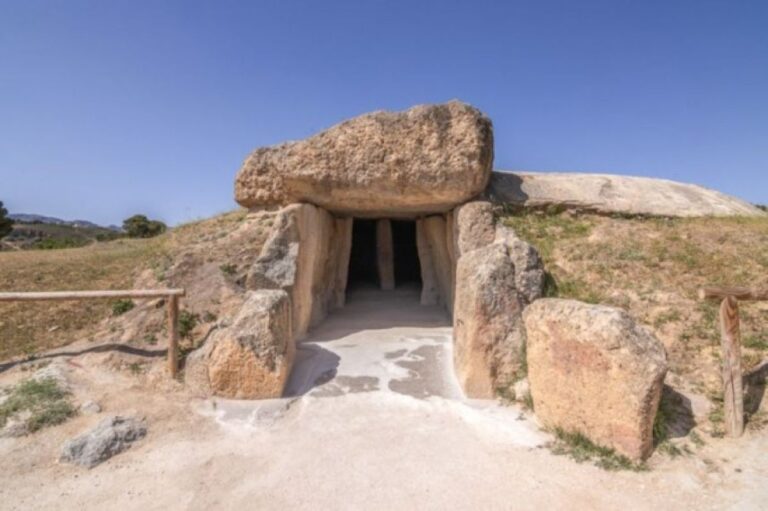 6000年前の巨石建造物「メンガ支石墓」の驚くべき建築技術