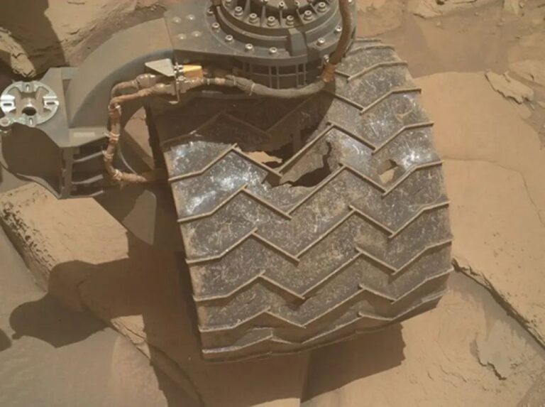 NASAの火星探査車「キュリオシティ」の車輪に大穴が！それでもまだがんばっている