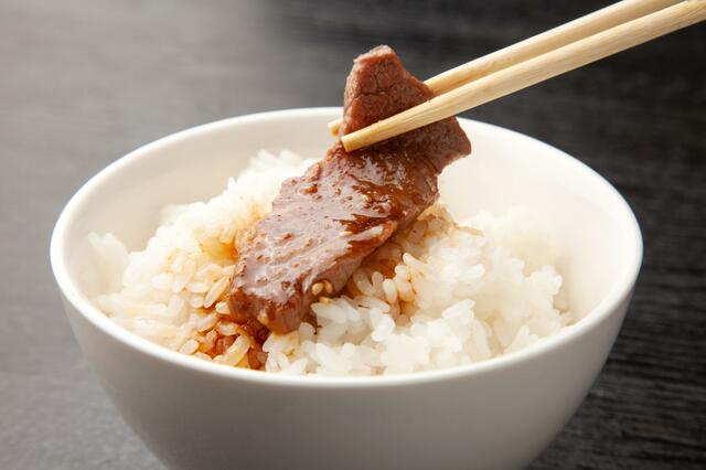 ヤフーニュースさん「口内丼」とかいう架空のマナー違反を作って勝手にイチャモンをつけだす