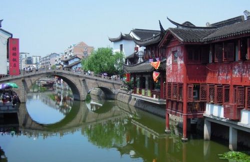 【画像】中国さん「良い感じの旧市街に観光客が集まってくる…せや！」　→　良かれと思ってとんでもない事をしてしまい最悪の末路に…