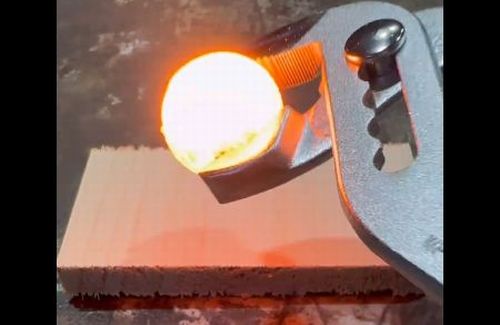 【動画】1000℃の鉄球を桐の上に置いてみた  →　なぜ高級タンスが桐製なのか理由が一発でわかる結果にｗｗｗｗｗ