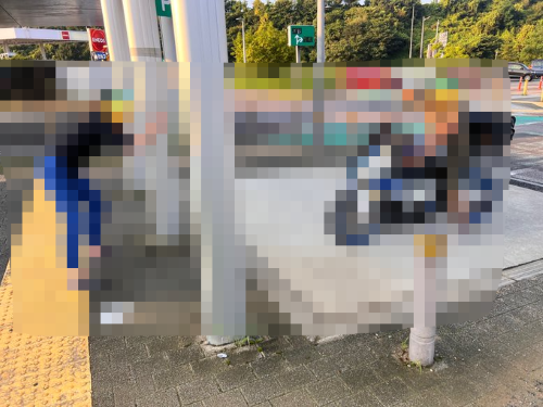 バイク女子「ちょ、トイレから帰ってきたらコレ。さすがに怖すぎる！！日本語も伝わらん」ﾊﾟｼｬｯ←ヤバすぎる目に遭っていて絶句・・・