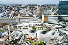 横浜駅ビルから若い女性が飛び降り、歩いていた若い女性を巻き込んで２人共に死亡