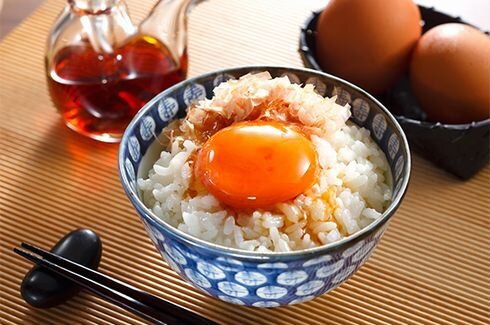 X民「生卵は日本以外は危険なんだよな…せや！『焼き卵がけご飯』という新メニューを開発したろ！」 → 結果ｗｗｗｗ