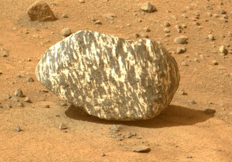 シマウマ化？火星でこれまで発見されたことのない白黒しま模様の岩石が発見される