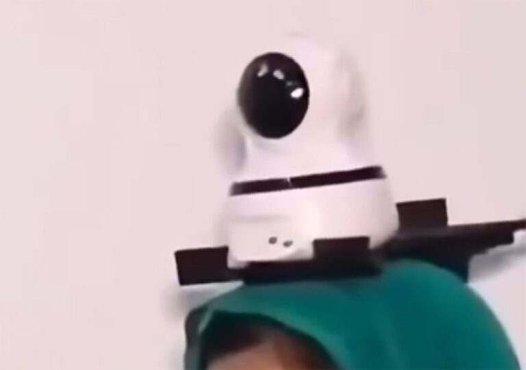 娘を心配するあまり父親が娘の頭に監視カメラをくっつけてしまう珍事