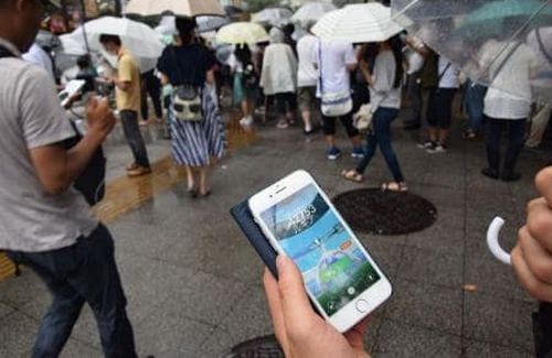 歩きスマホをしていた20代男性、踏切内で間違えて立ち止まる → 電車にひかれて死亡