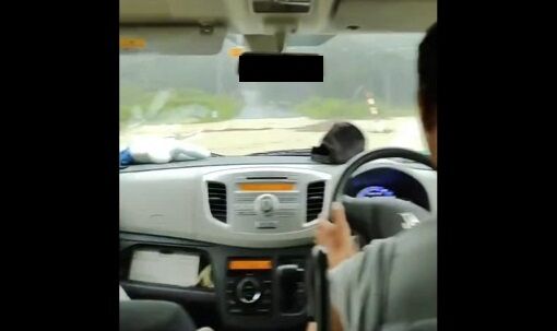 【動画】お父さん、大雨で氾濫してほぼ”川”みたいな道路に軽自動車で突っ込む→結果・・・