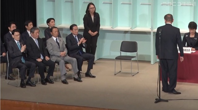 【画像】石破総理に拍手もせず不貞腐れた麻生太郎が発見されるwwwwwww