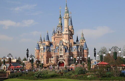 【動画あり】上海ディズニーランドでプーさんが暴行被害「クソ危ない」「民度が低い」と批判殺到