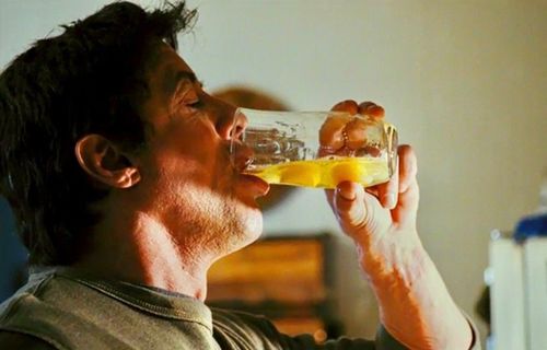 【知ってた？】映画『ロッキー』の生卵を飲むシーン、日本とアメリカでは全然意味の異なる表現だったｗｗｗｗ　「日本では『せいぜい精をつけるため』だが、米国では◯◯◯」