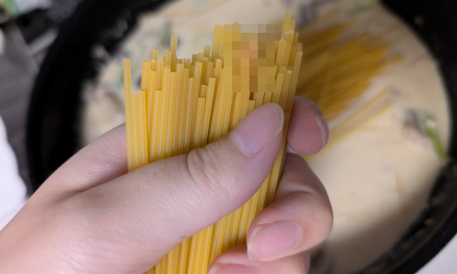 女子「今日のパスタ、なんか硬くて折りにくいな…」ﾊﾞｷｯ → ヤバすぎる物を折っていたｗｗｗｗｗ