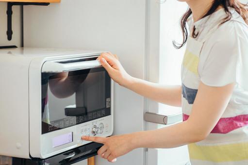 『ずぼら飯』『ずぼら調理』が流行っている中、カップ麺を容器ごと電子レンジで温める人が出てきて。案の定爆発し電子レンジそのものを破損させてしまう…