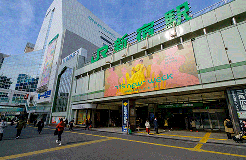新宿駅にはじめて来た人「新宿駅を出たら目の前にもう１つ新宿駅があった！！」と腰を抜かしてしまう