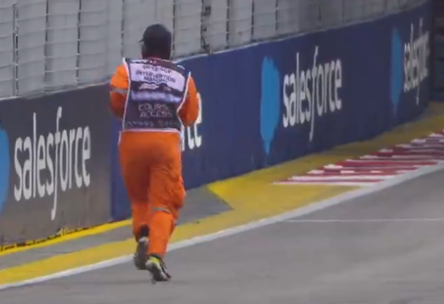 【動画】F1シンガポールGPでめちゃくちゃ足が早いやつが乱入する珍事件が発生！ → 公式が取った行動がこちらｗｗｗｗｗ