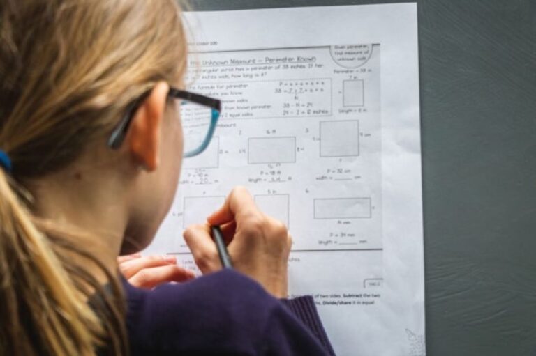 どのぐらいの量と頻度が効果的なのか？宿題が子供の学力に与える影響を調査