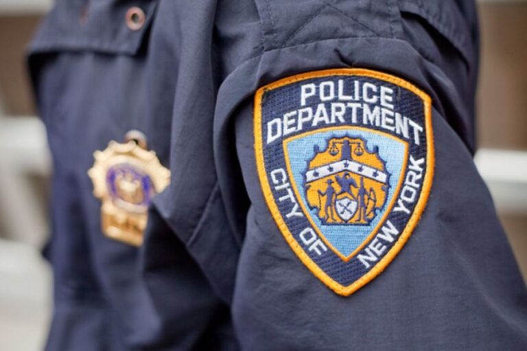 ニューヨーク警察の汚職問題、軽微交通違反を不問にする「優待カード」の存在を訴えた警官