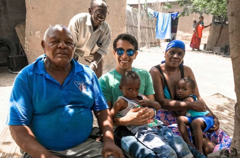 世界中を旅しギネス記録を達成した男性、4回もスパイ容疑で拘留されていた