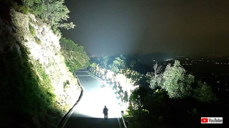車のヘッドライト100台分、世界最強の懐中電灯の驚異的な明るさ！