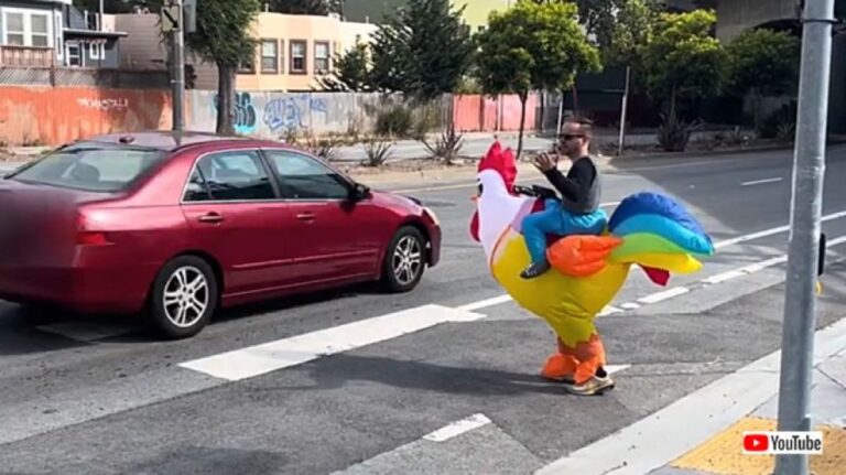 なぜその恰好？スピード違反を取り締まるためニワトリのコスプレをするアメリカの警察官