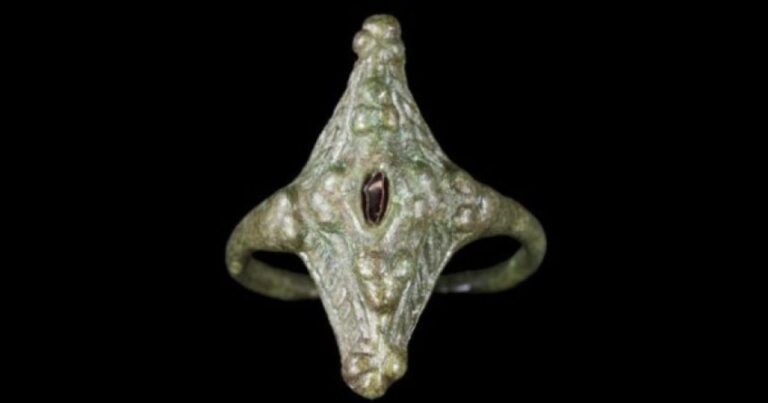 謎の古代民族、ピクト人の指輪が1,000年以上の時を経て発見される