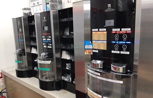 コンビニでブラックコーヒーではないコーヒーを入れてるのをコンビニオーナーに見つかり、逃走しようとした男性に懲役9年の判決