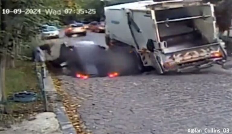 母親が息子を車から降ろそうとした瞬間、道路に穴が空き車ごと飲み込まれる