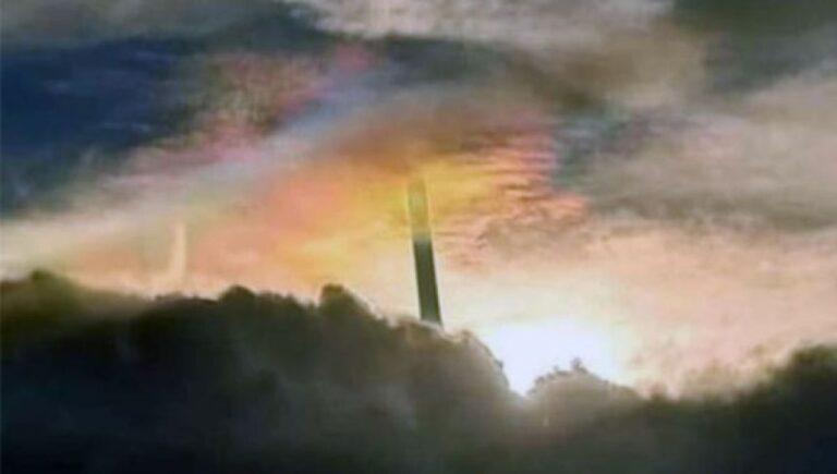 天への道なのか？雲をつきぬけ上空に伸びる黒く長い謎の柱がタイで撮影される