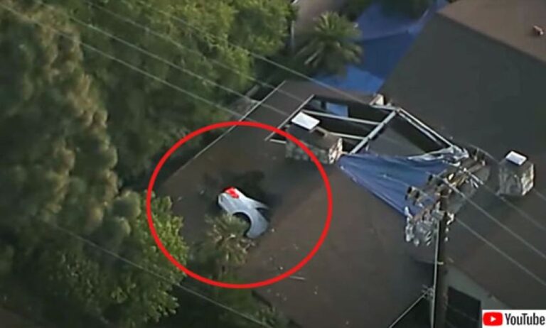 どうしてこうなった？屋根に車が突き刺さる事故が発生