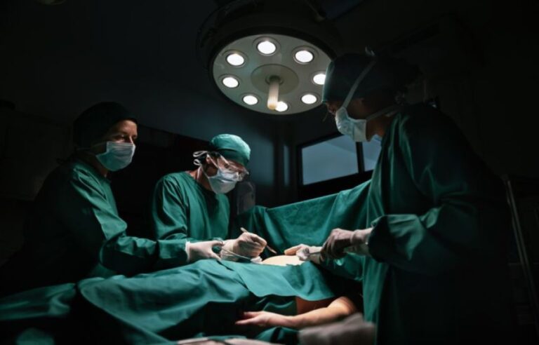 やめて、まだ死んでない！脳死判定された男性、臓器摘出手術の寸前に意識を取り戻す