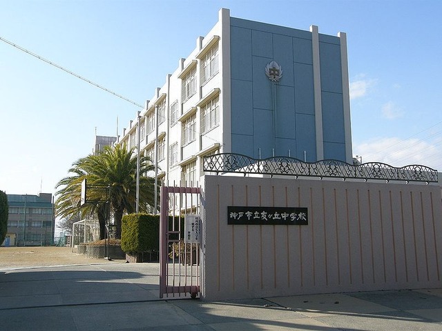 酒鬼薔薇聖斗って今普通にシャバで生きてるんやろ？