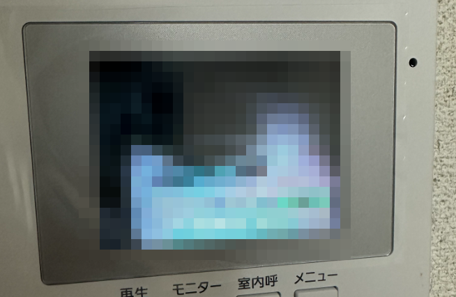 「入居1週間でこれ引っ越した方が良いですか？」ﾊﾟｼｬｯ → 投稿されたインターホンの画像がヤバすぎて12万いいね・・・