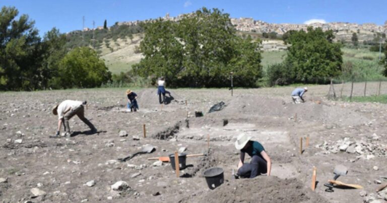 シチリア島の西暦2～4世紀頃のローマ時代の集落の遺跡から、かつての家屋の精巧なモザイクの床が発見される