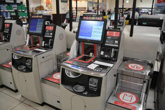 【悲報】セルフレジ、逝く「ボクがやる！と号泣するガキ」「操作出来ずに怒鳴る老人」