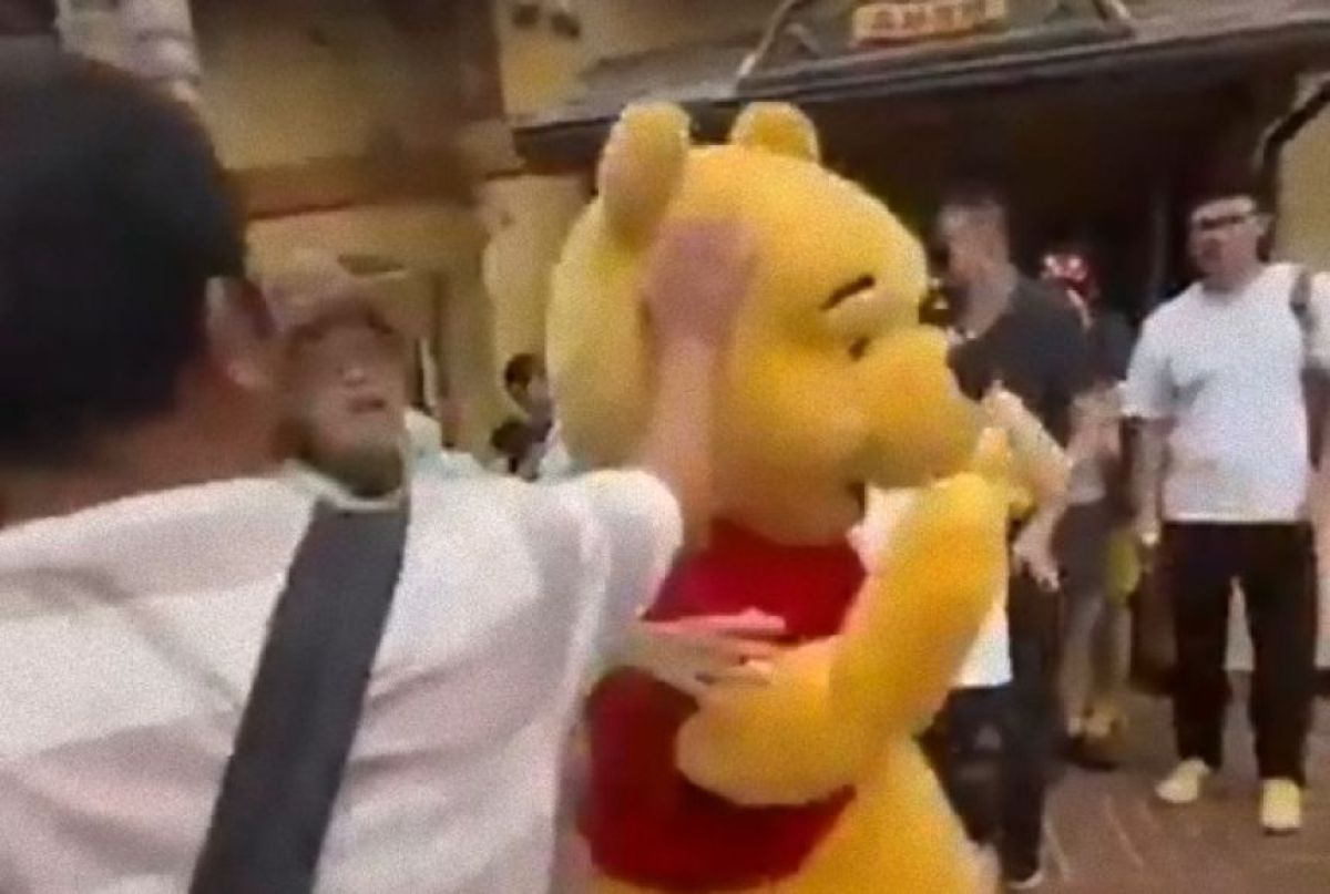 上海のディズニーランドでクマのプーさんが来園者にどつかれ転倒、警察沙汰に