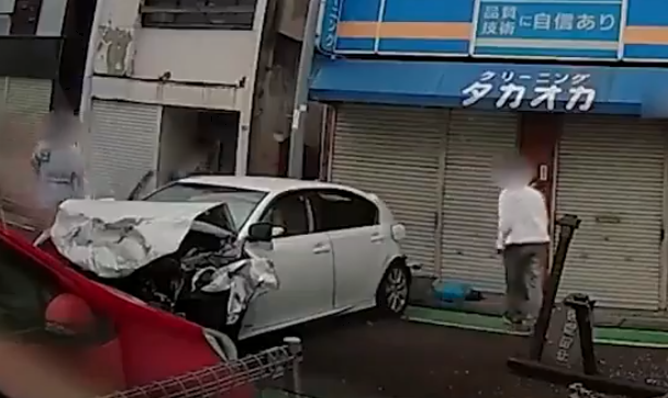 【胸糞】中国人男性（18）が飲酒運転で猛スピードで逆走し別の車と衝突した死亡事故に関して、事故を起こした後の中国人の行動が映った動画公開される　これは…