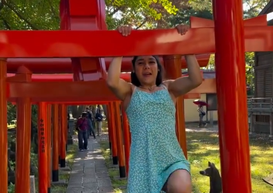 外国人女性、鳥居で懸垂をするという罰当たりな動画を投稿して大炎上する…