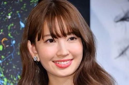 小嶋陽菜さんがファンに押し倒される瞬間の映像、マジで怖すぎる・・・