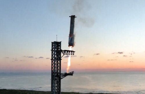 【動画あり】スペースX、打ち上げたロケットのブースター回収に成功！宇宙船から分離後、自ら打ち上げ施設に帰還し空中でキャッチ